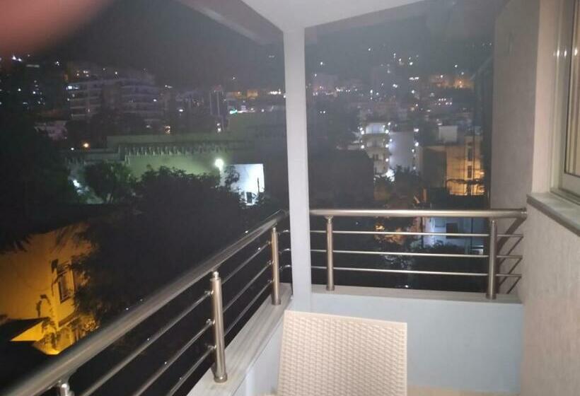 اتاق خانوادگی, Eleana's Apartament