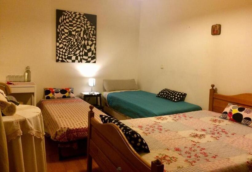 Четырехместный номер эконом класса с общей ванной комнатой, Templar Secrets House