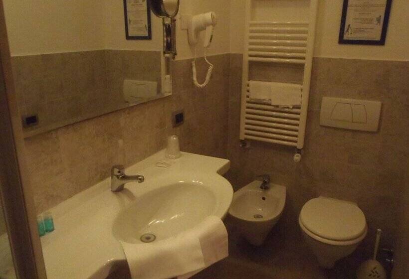 标准三人间, Airone Pisa Hotel Ristorante