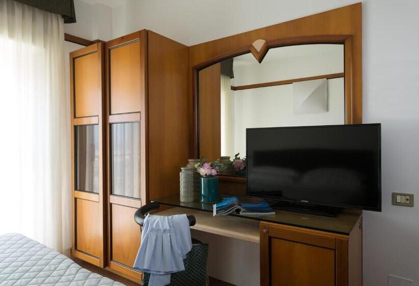 חדר סופריור לשלושה, Continental