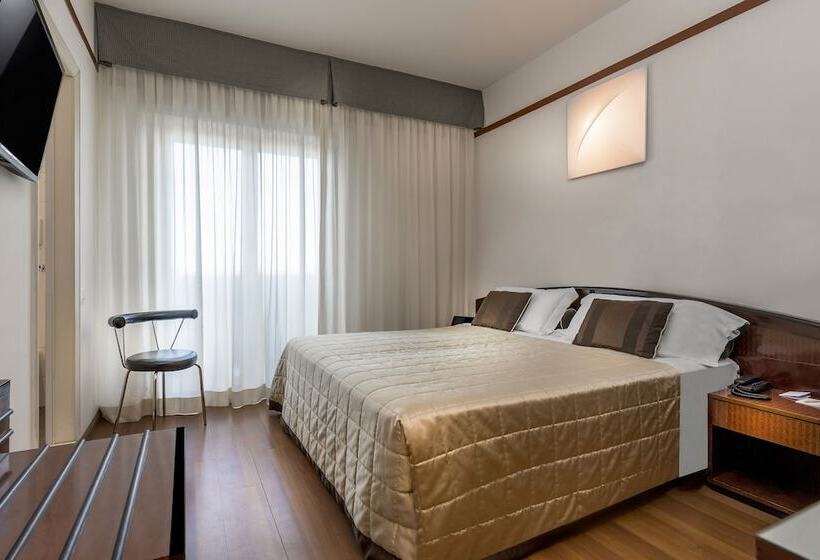 חדר סופריור לשלושה, Continental