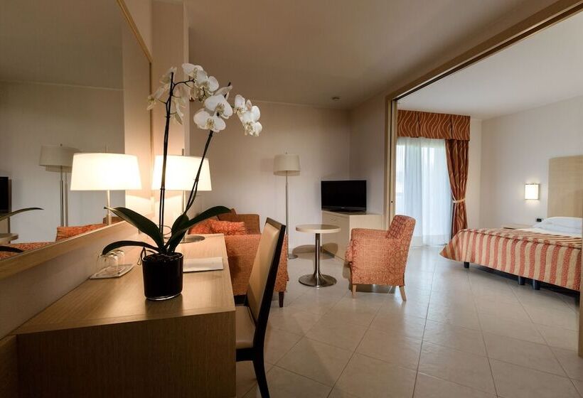 جناح جونيور مطل على الحديقة, Continental Wellness & Spa