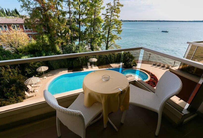 جناح جونيور مطلّ علي حمام السباحة, Continental Wellness & Spa