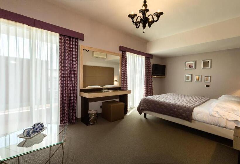 جناح جونيور مطلّ علي حمام السباحة, Continental Wellness & Spa