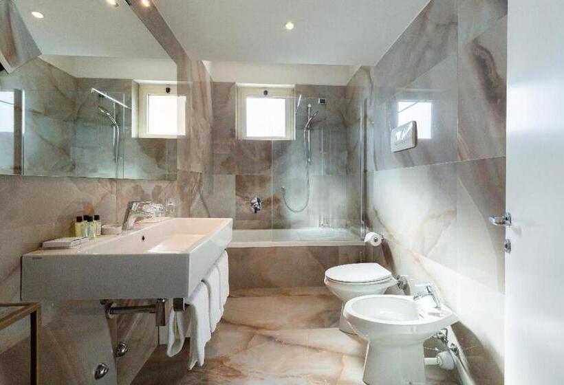 جناح جونيور مطلّ علي حمام السباحة, Continental Wellness & Spa