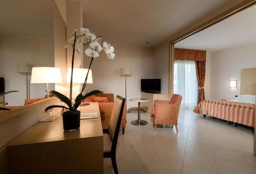 جناح جونيور مطل على الحديقة, Continental Wellness & Spa