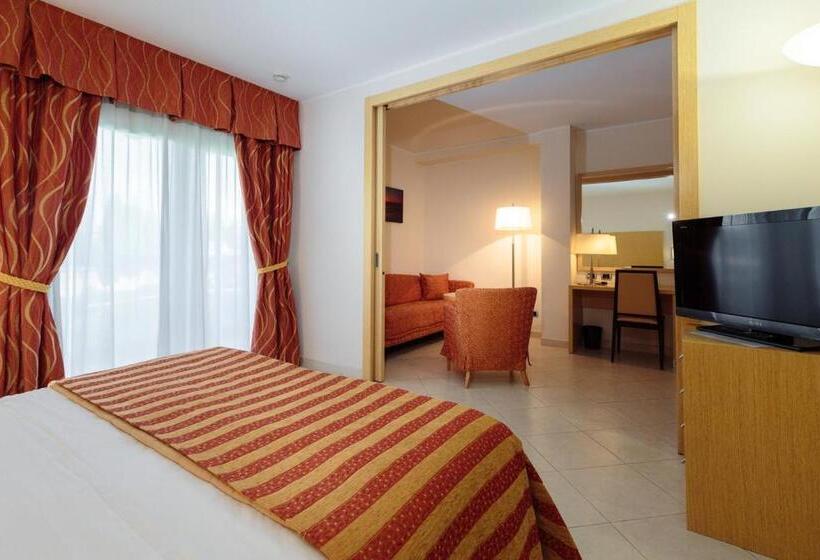 جناح جونيور مطل على الحديقة, Continental Wellness & Spa