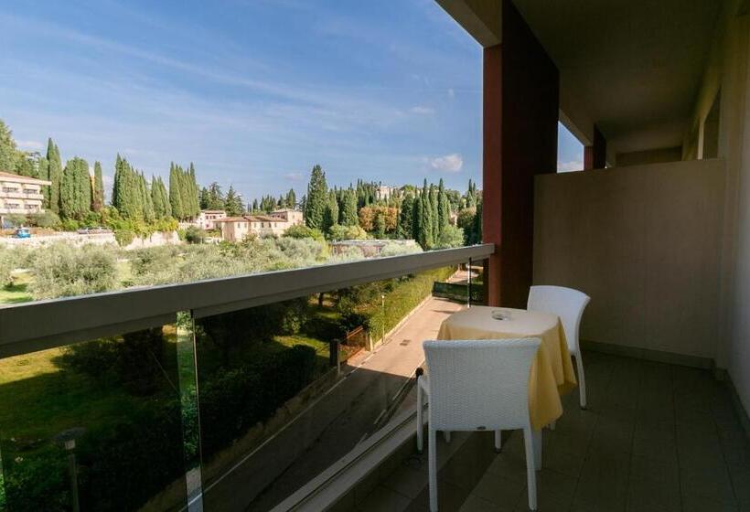 جناح جونيور مطل على الحديقة, Continental Wellness & Spa