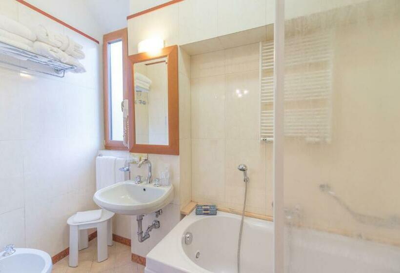 اتاق ساده سه‌ نفره, Diana Park