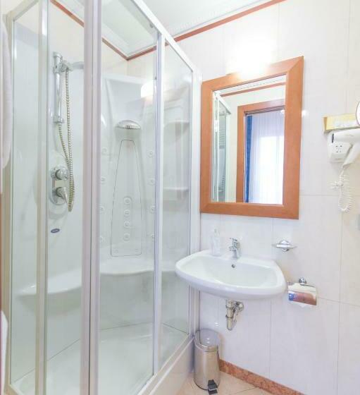 اتاق ساده سه‌ نفره, Diana Park