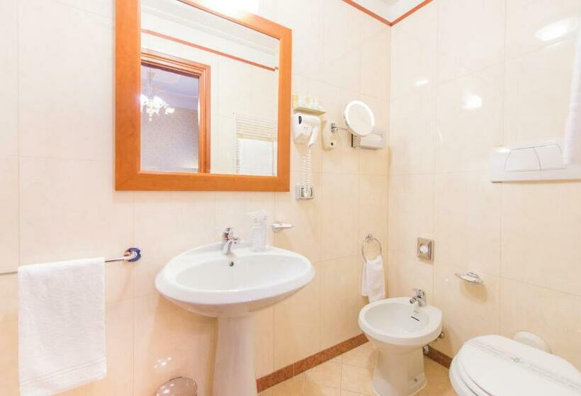 اتاق اکونومی, Diana Park