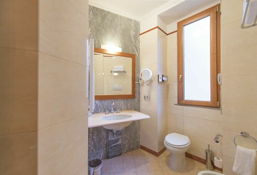 اتاق اکونومی, Diana Park