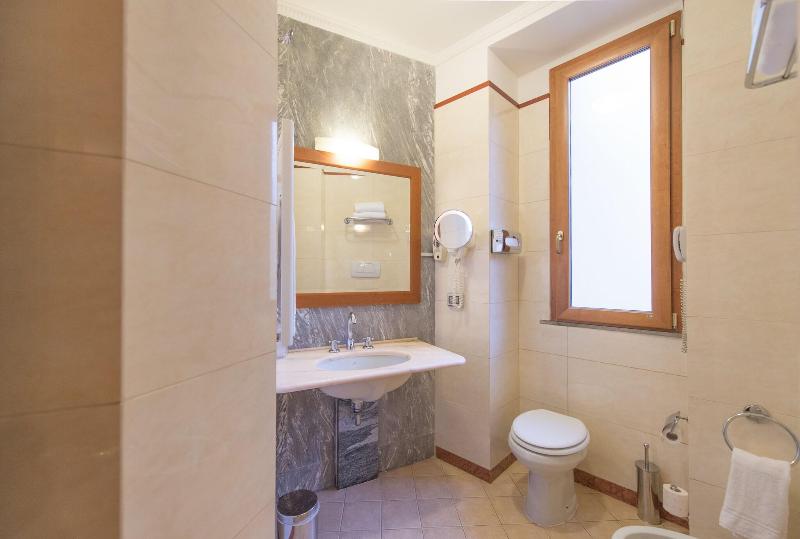 اتاق اکونومی, Diana Park