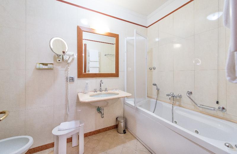 اتاق اکونومی, Diana Park