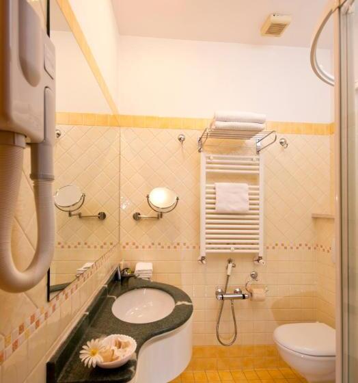 اتاق لوکس با بالکن, Kennedy