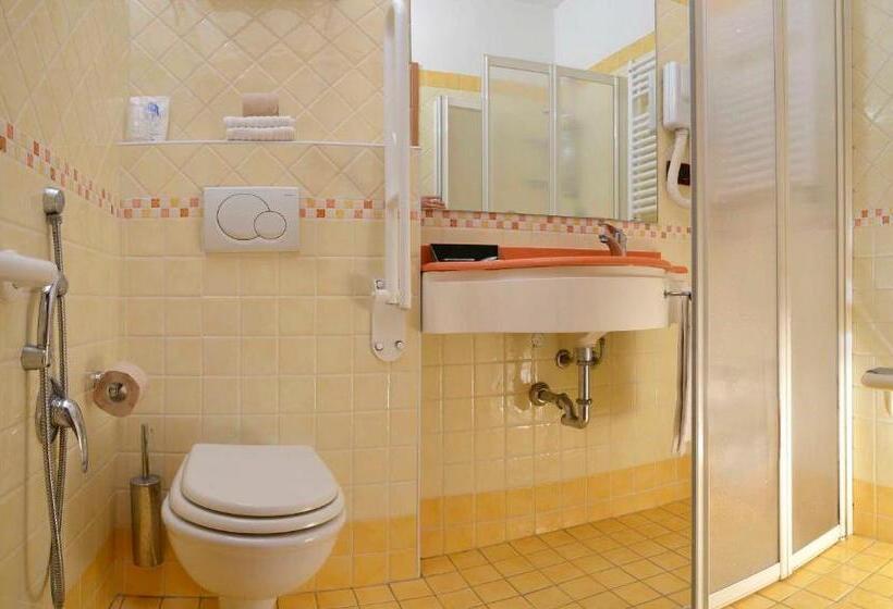 اتاق استاندارد سه تخته با بالکن, Kennedy