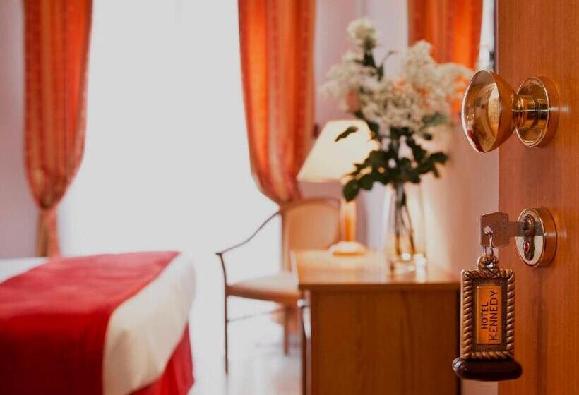اتاق استاندارد سه تخته با بالکن, Kennedy