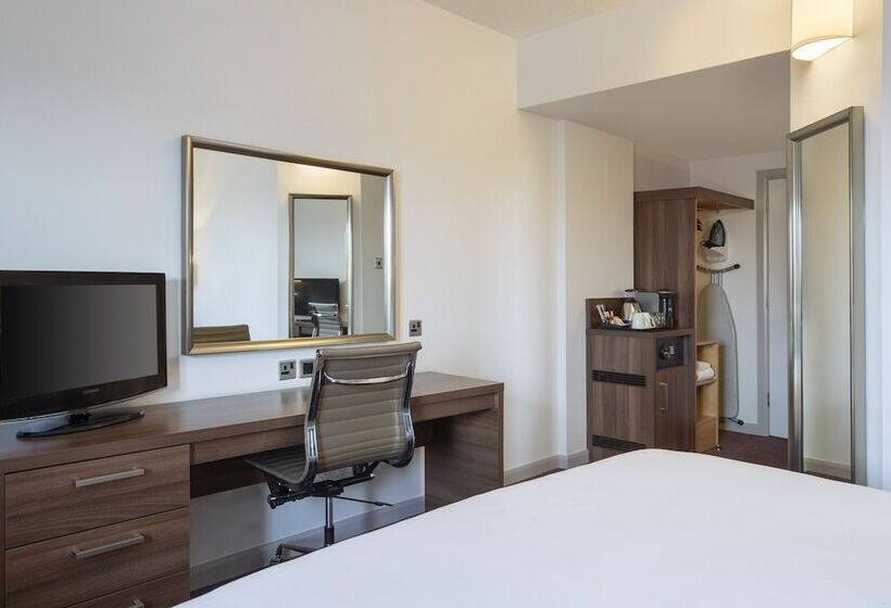 标准间, Leonardo Leeds