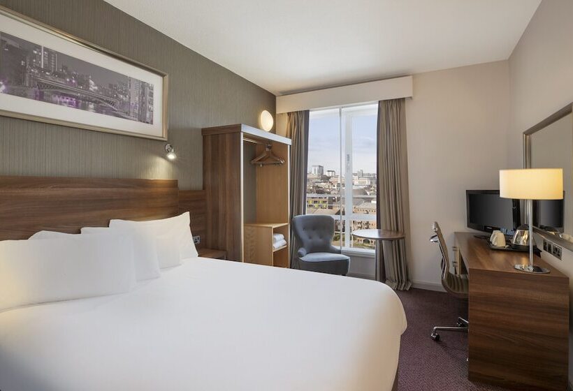 标准间, Leonardo Leeds