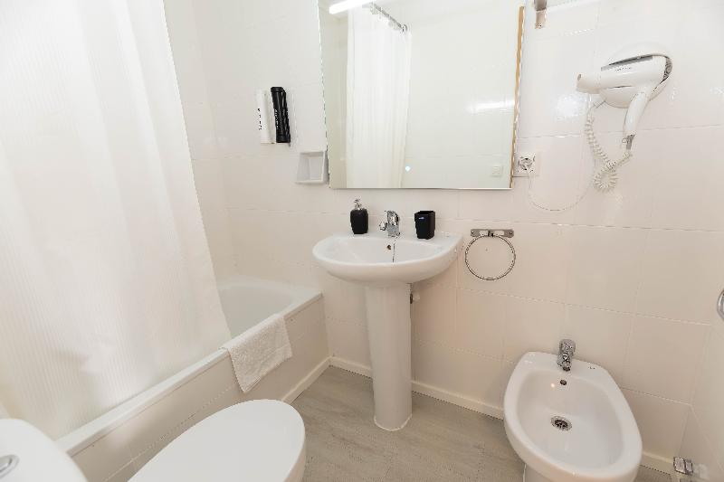 高级大房间, Leonardo Leeds