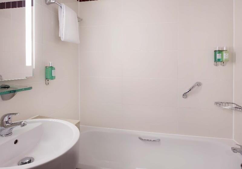 标准三人间, Leonardo Leeds