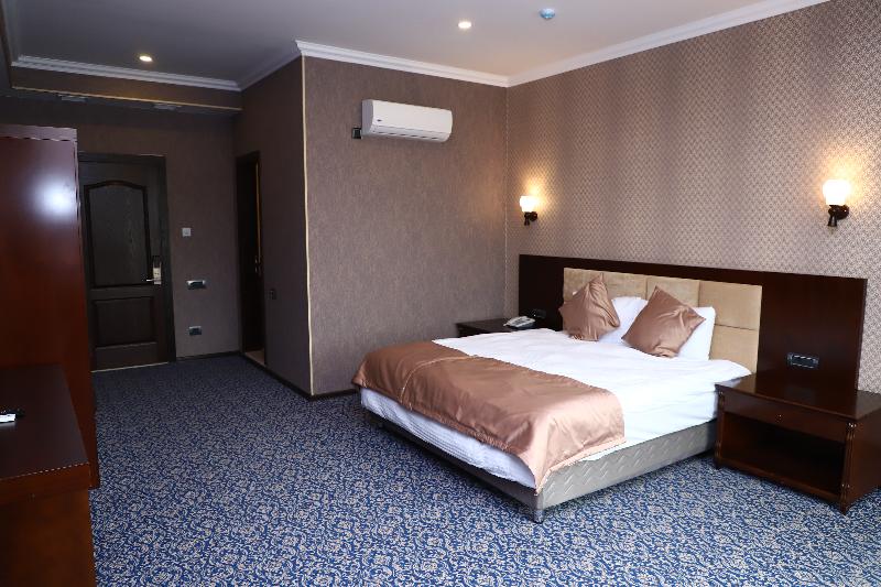 标准间, Leonardo Leeds