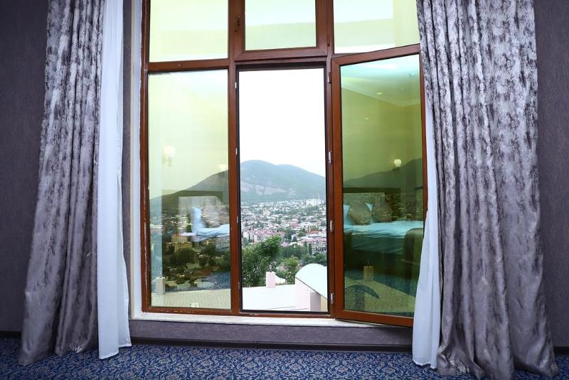 标准间, Leonardo Leeds