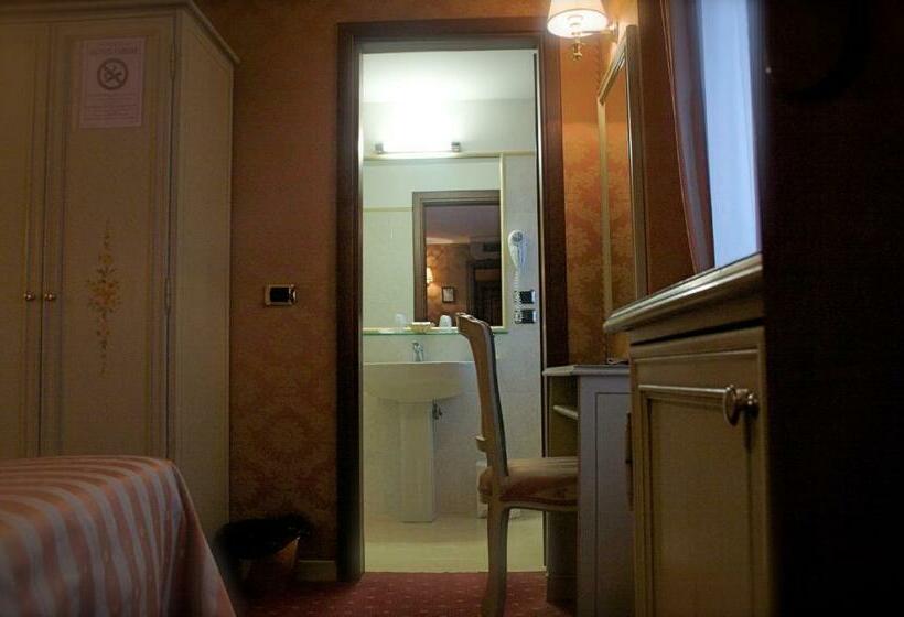 اتاق استاندارد سه نفره, Lux