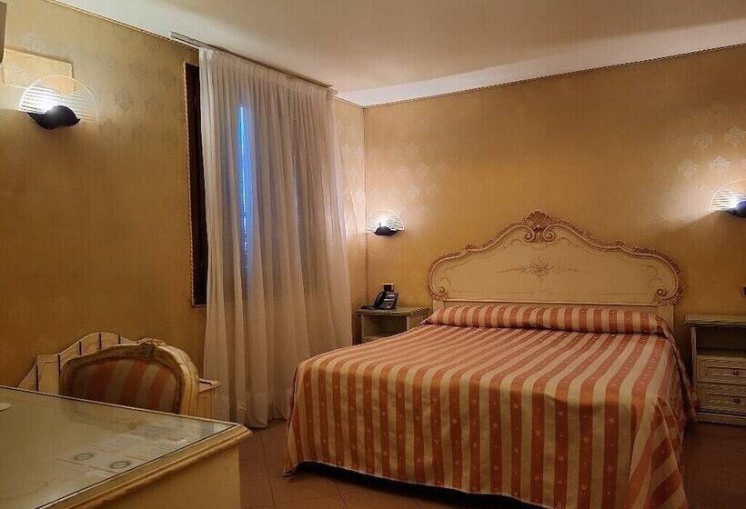 اتاق استاندارد سه نفره, Lux