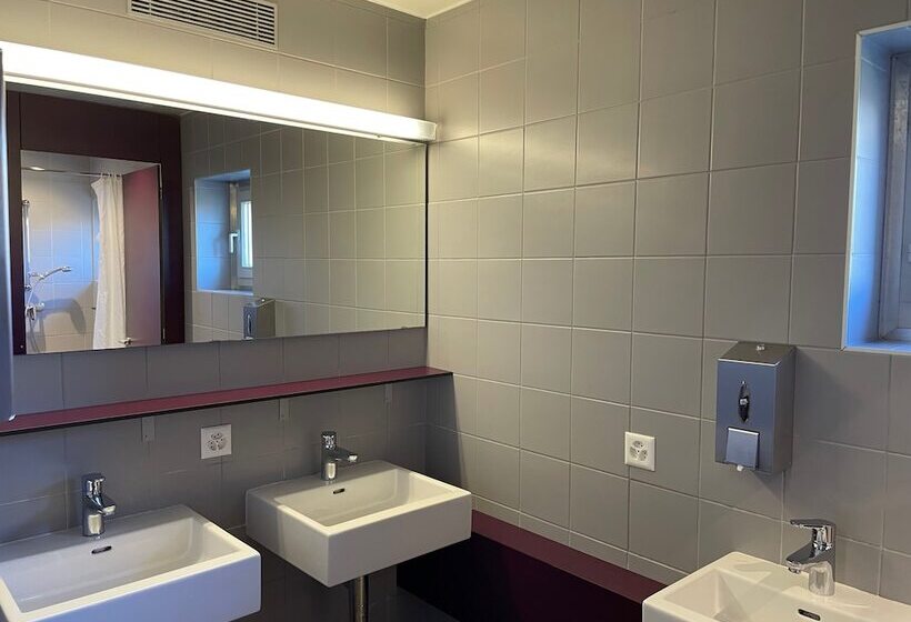 Номер Стандарт, Lausanne Youth Hostel Jeunotel