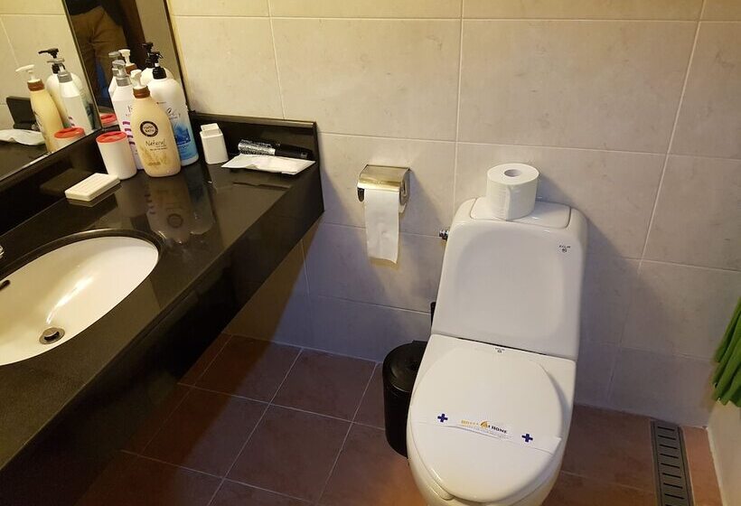 חדר סטנדרט, At Home