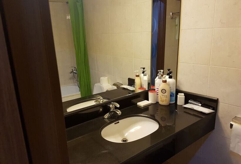 חדר סטנדרט, At Home