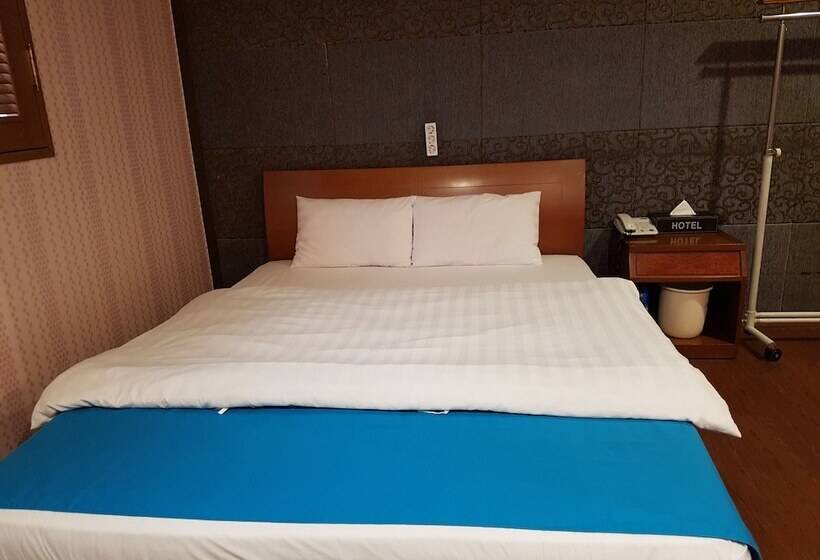 חדר סטנדרט, At Home