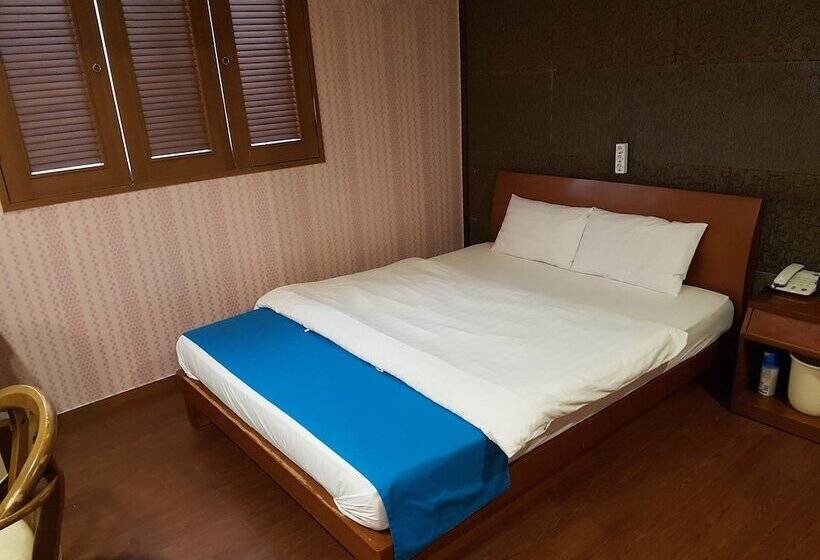 חדר סטנדרט, At Home