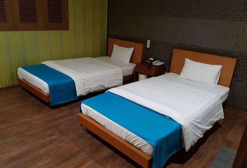 חדר סטנדרט, At Home