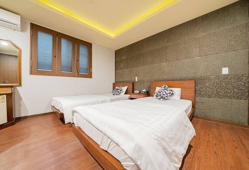 חדר סטנדרט, At Home