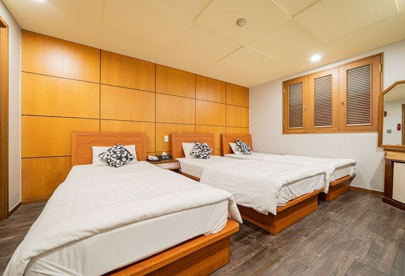 חדר סטנדרט לשלושה, At Home