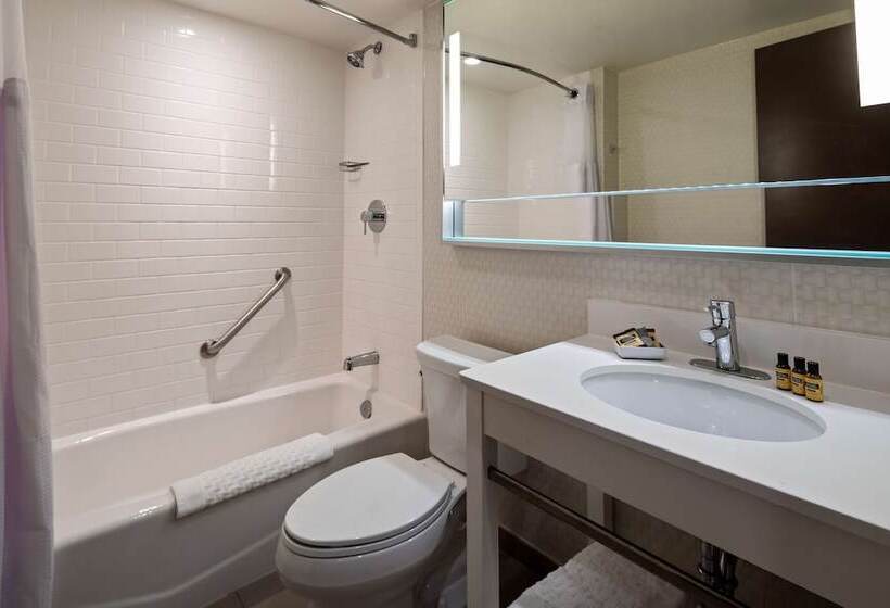 带2个双人床的标准工作室, Waterloo Suites