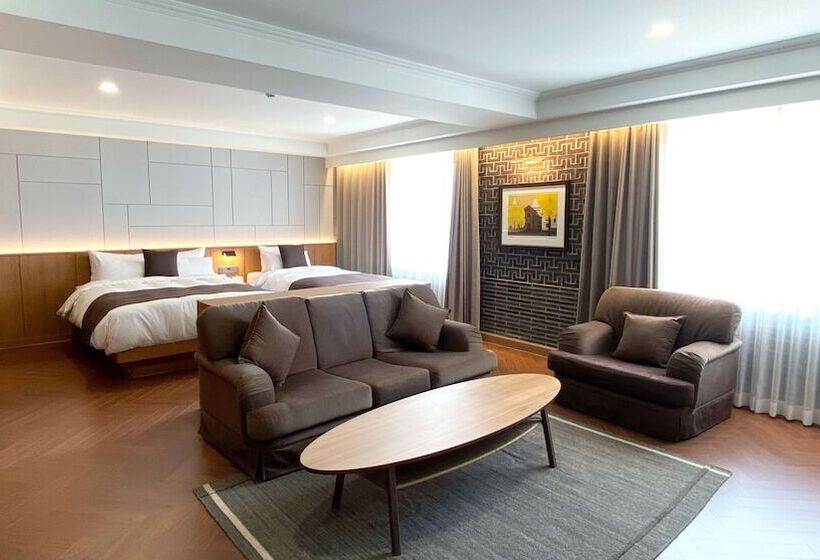 Suite with lake view, Commodore Hotel Gyeongju