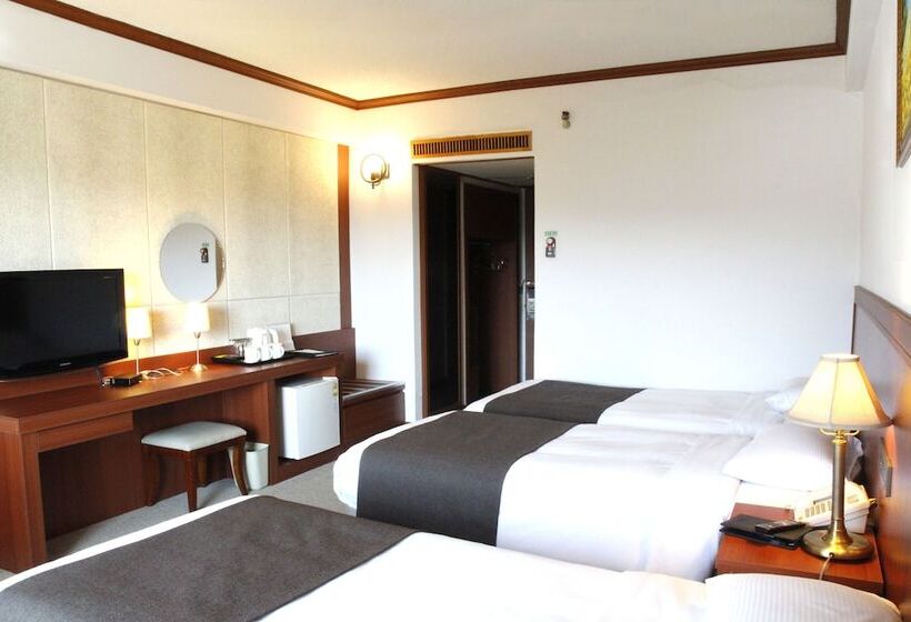 חדר דלוקס לשלושה, Commodore Hotel Gyeongju