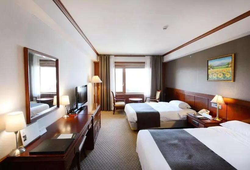 景色の見えるスーペリアルーム, Commodore Hotel Gyeongju