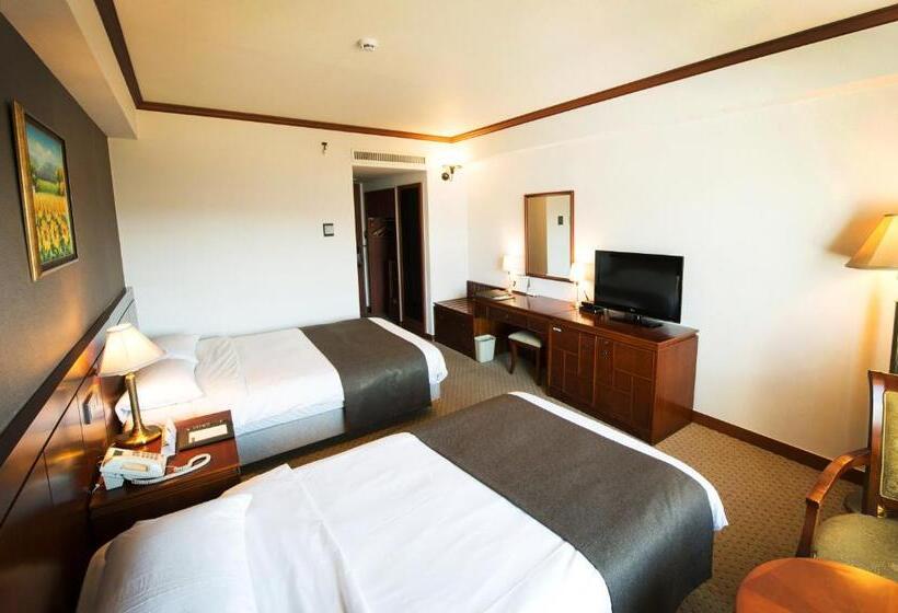 Superior room with lake view, Commodore Hotel Gyeongju