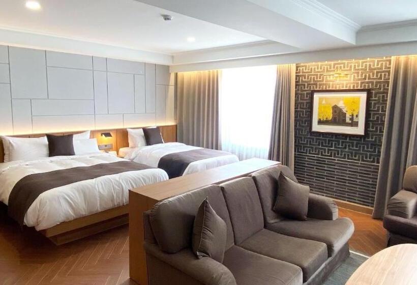 Suite with lake view, Commodore Hotel Gyeongju