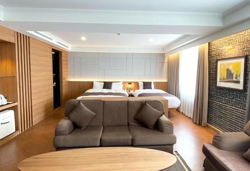 Suite with lake view, Commodore Hotel Gyeongju