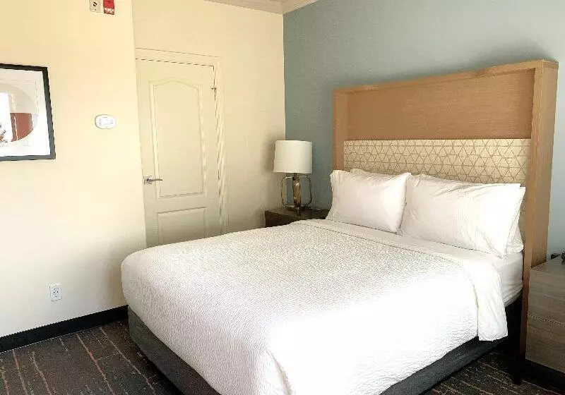 سوییت, Holiday Inn Victoria   Elk Lake, An Ihg