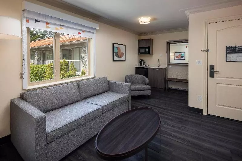سوییت, Holiday Inn Victoria   Elk Lake, An Ihg