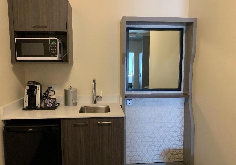 جناح, Holiday Inn Victoria   Elk Lake, An Ihg