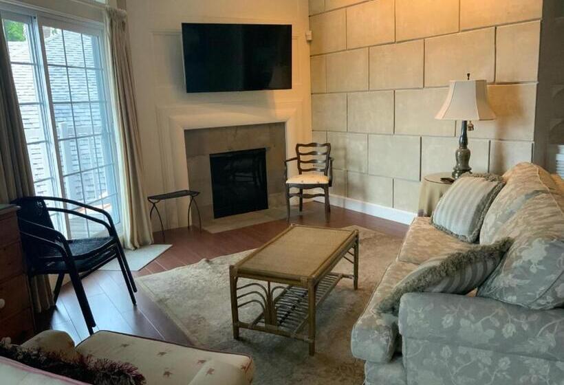 جناح مزوَّد بشرفة, Kingsbrae Arms Inn