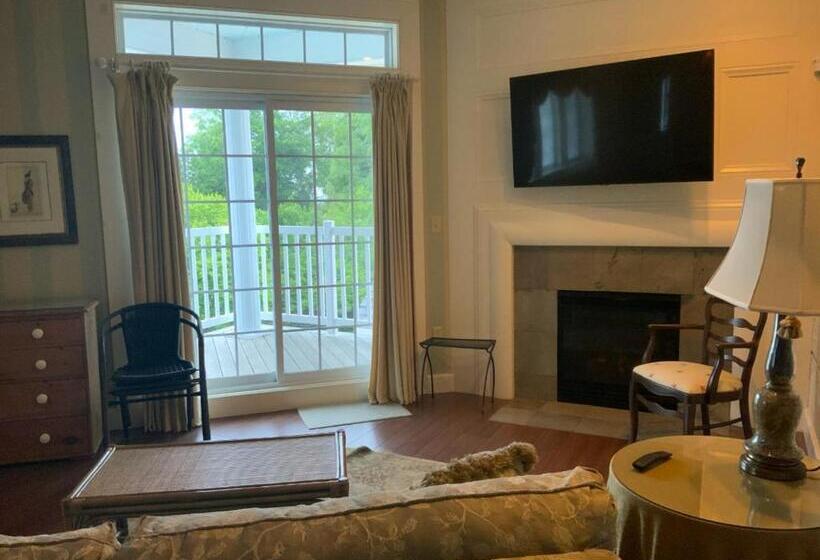 جناح مزوَّد بشرفة, Kingsbrae Arms Inn