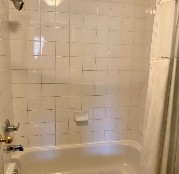 キングサイズベッドのスタンダードルーム, Super 8 By Wyndham Edmonton South